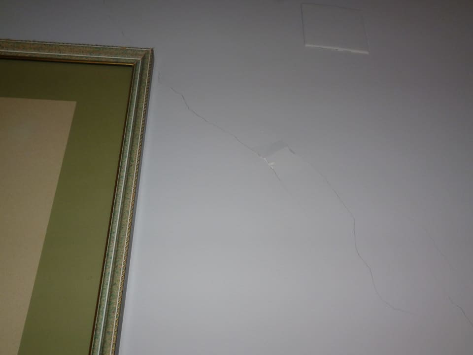 Cracks on the wall Hotel San Gil