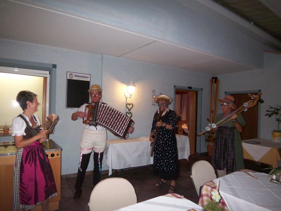 Der Wirt unterhält die Gäste Alpenhof Lodge Passeiertal