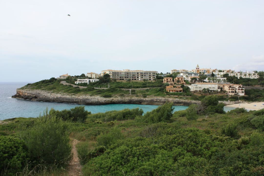 Hotel aus der Ferne betrachtet blau punta reina