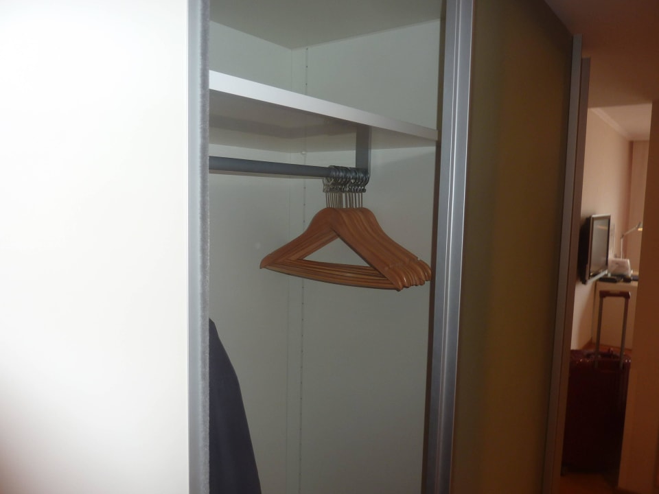 3 türiger Kleiderschrank im Flur Strandhotel Georgshöhe