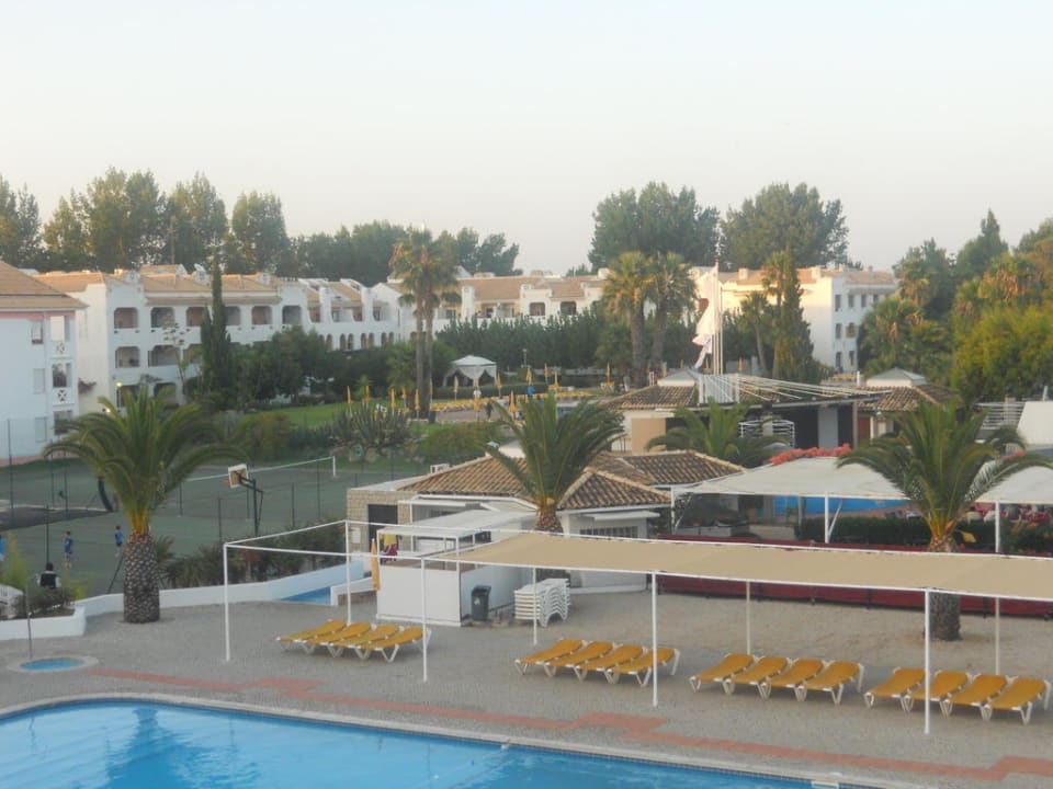 Blick vom Restaurant zum Haupthaus Golden Club Cabanas