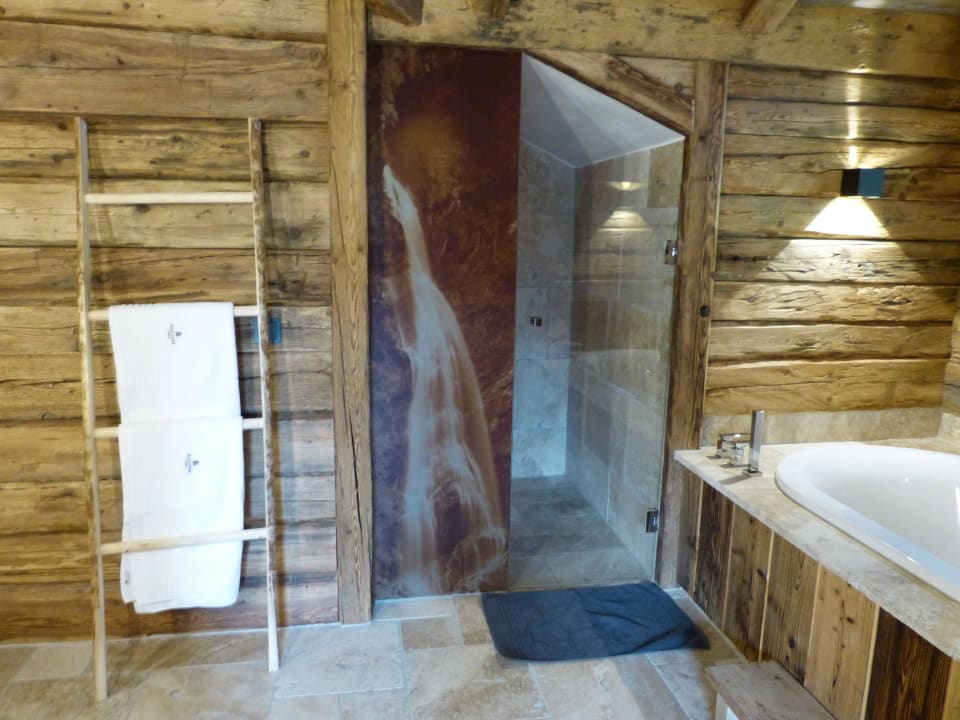 Dusche und Badewanne Obergeschoss Chaletdorf Auszeit