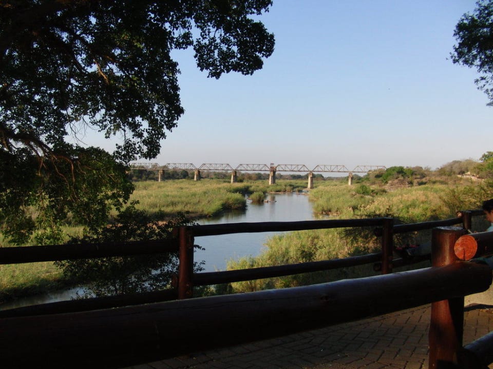 Ausblick Richtung Eisenbahnbrücke Hotel Restcamp Skukuza