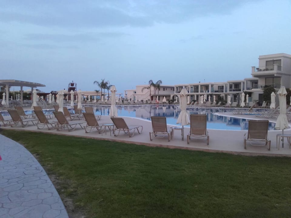 Le repos totale Asterias Beach Resort