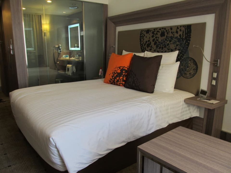 Kingsize Bett mit Blick zur Dusche Hotel Novotel Bangkok On Siam Square