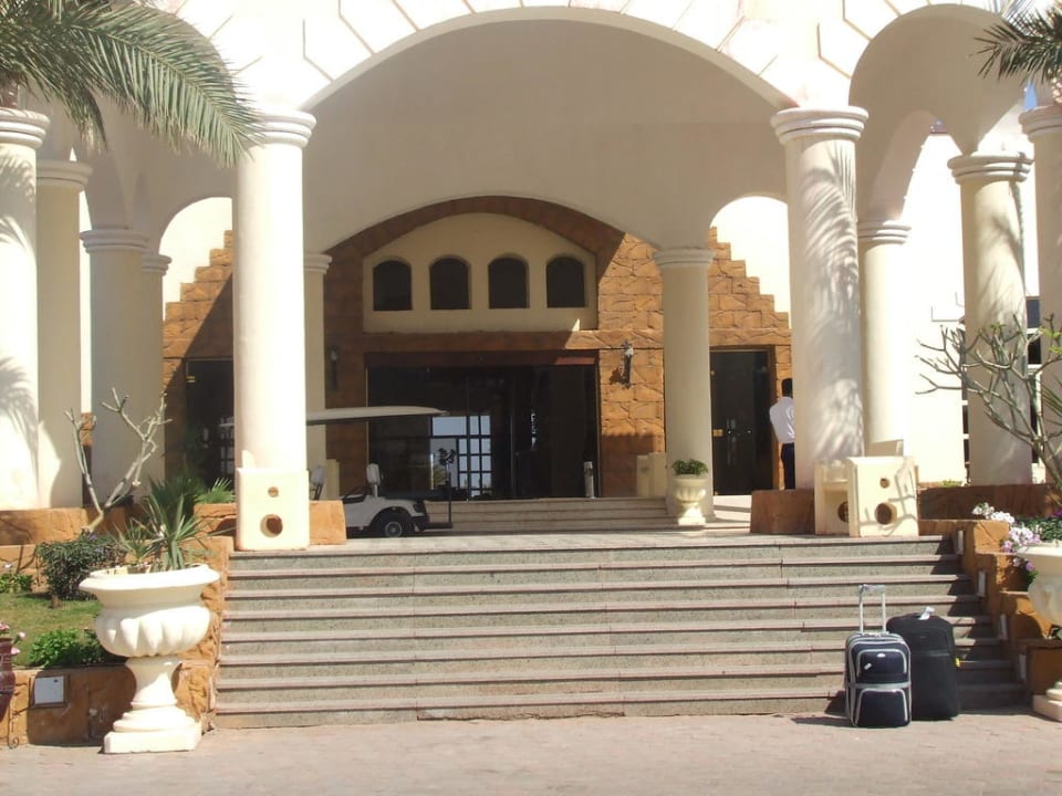 Hotel entrance Regency Plaza Aqua Park & Spa