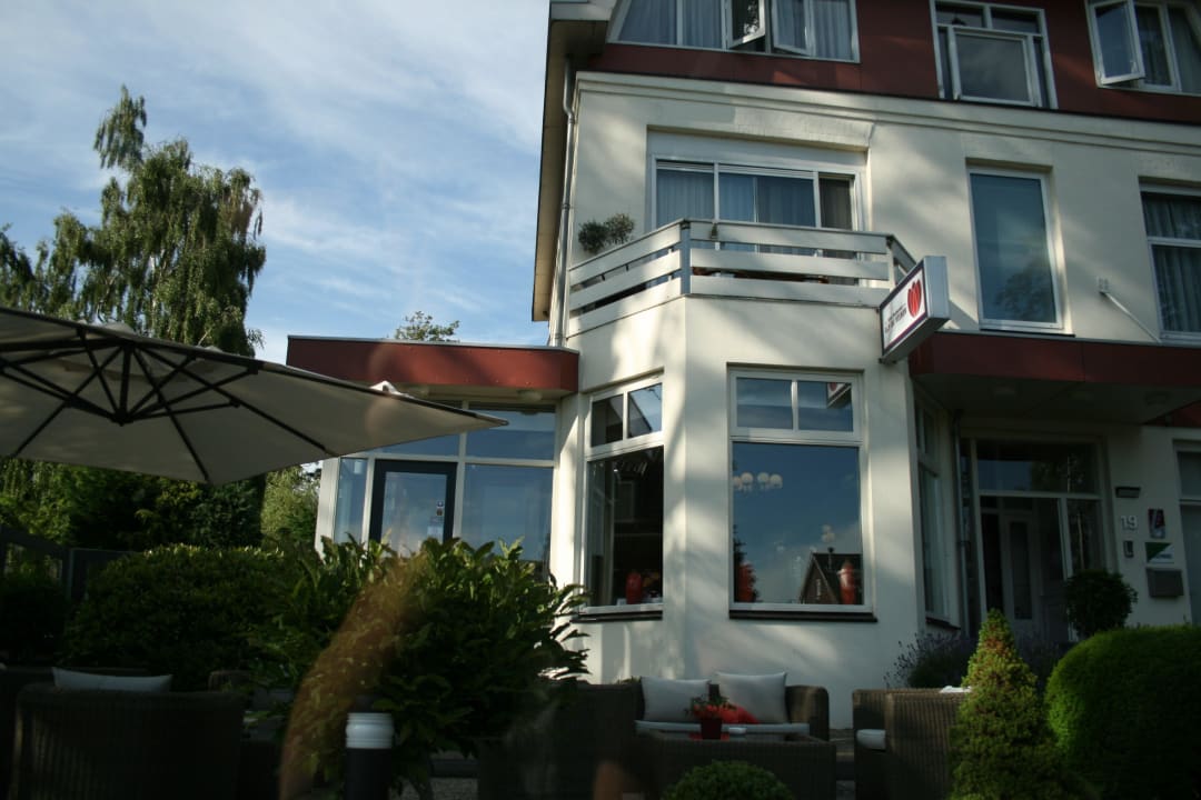 Gemütliche Terrasse vor dem Haus Alp de Veenen Hotel
