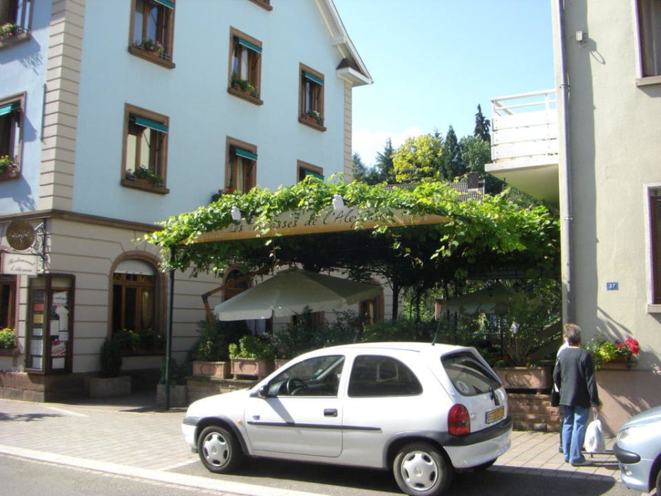 Bild von der Terrasse zwischen den Gebäuden Hotel du Parc