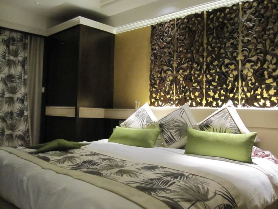 Deluxe seafacing room Hotel Shangri-La Golden Sands Resort