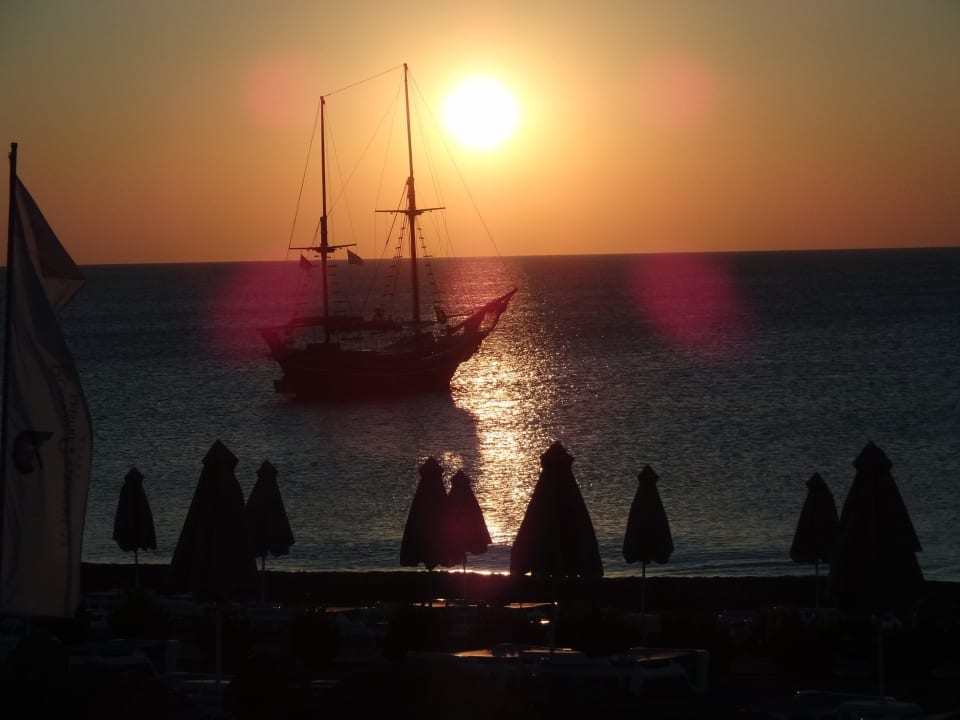 Ein Blick vom Strand zum Meer Rodos Palladium Leisure & Wellness