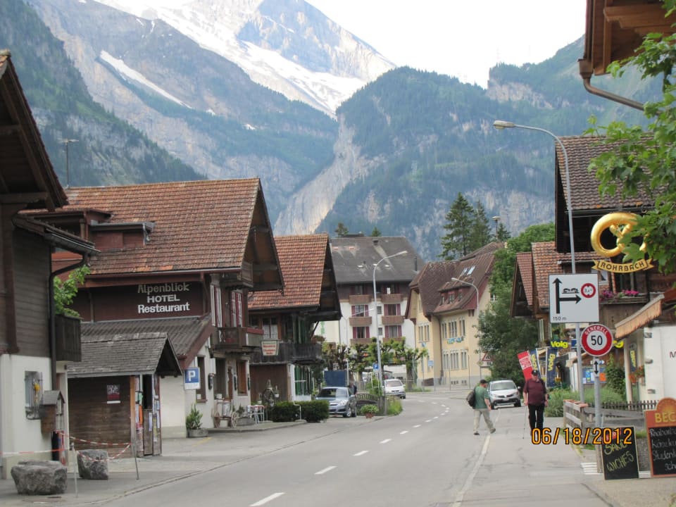 Blick die Hauptstraße hinunter Hotel Alfa-Soleil
