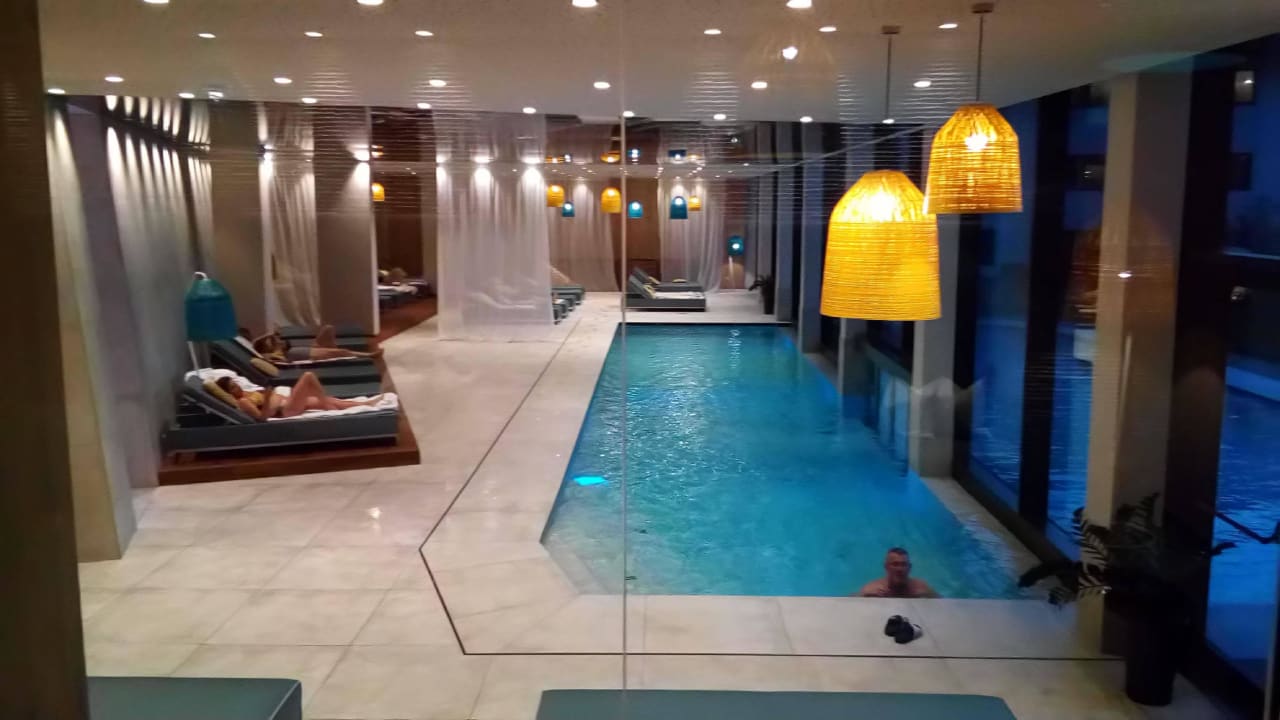 Schwimmbad im Rosengarten Schenna Resort