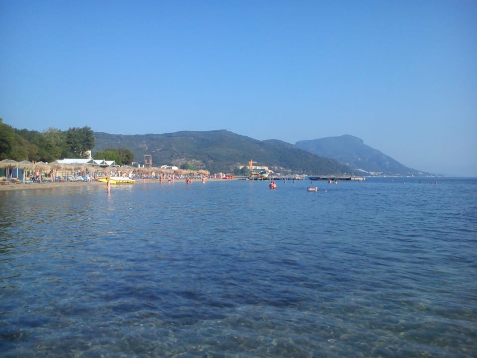 Widok na plaże z betonowego molo Mitsis Messonghi Beach Hotel