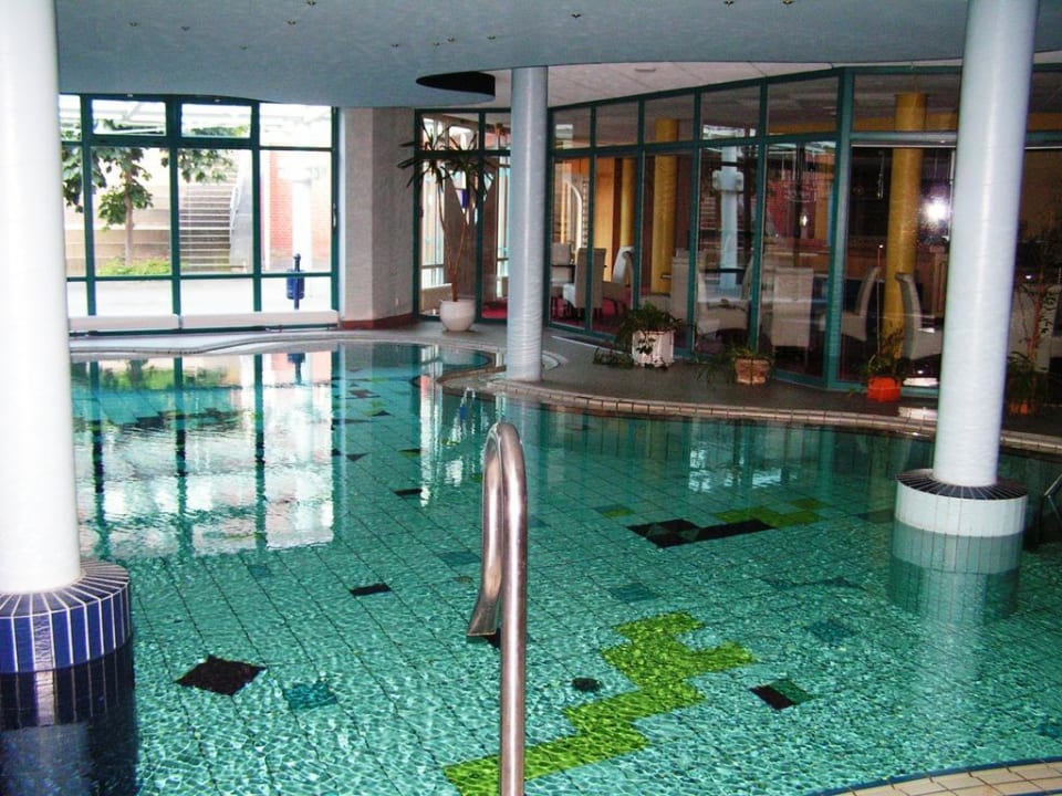 Schwimmbad mit Bar und Blick zum Innenhof Heide Hotel Reinstorf