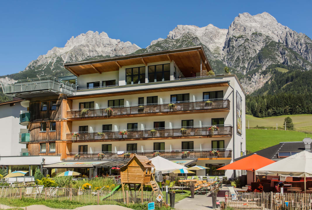 Südansicht mit Mini Kids Bike Park und Terrasse  Hotel Bacher Asitzstubn