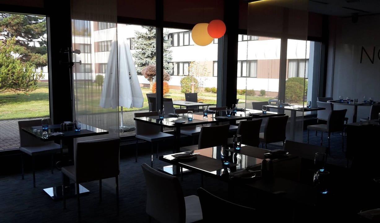 Blick vom Restaurant in den Garten Hotel Novotel Wroclaw