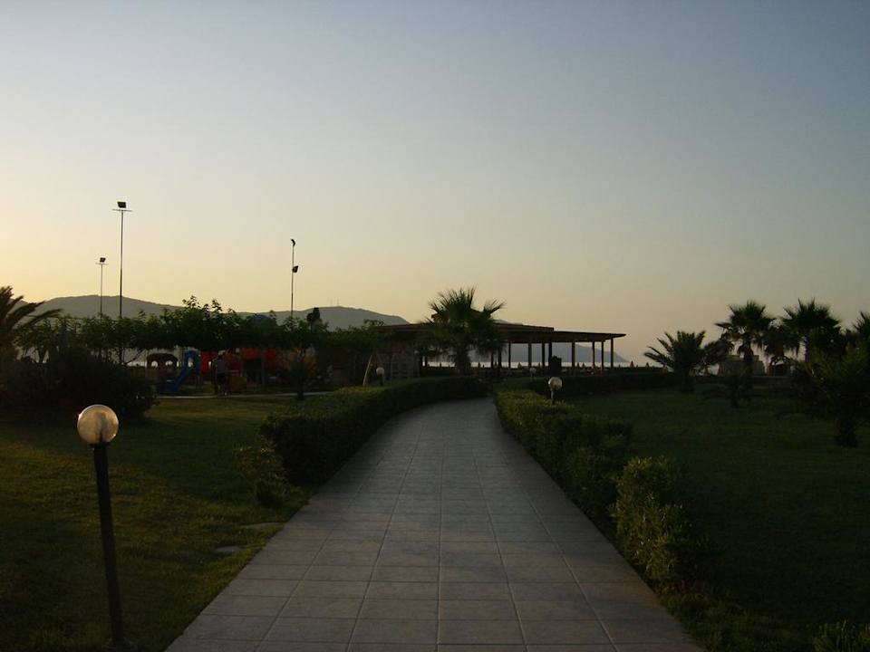 Weg zum Strand mit Taverne Vantaris Palace