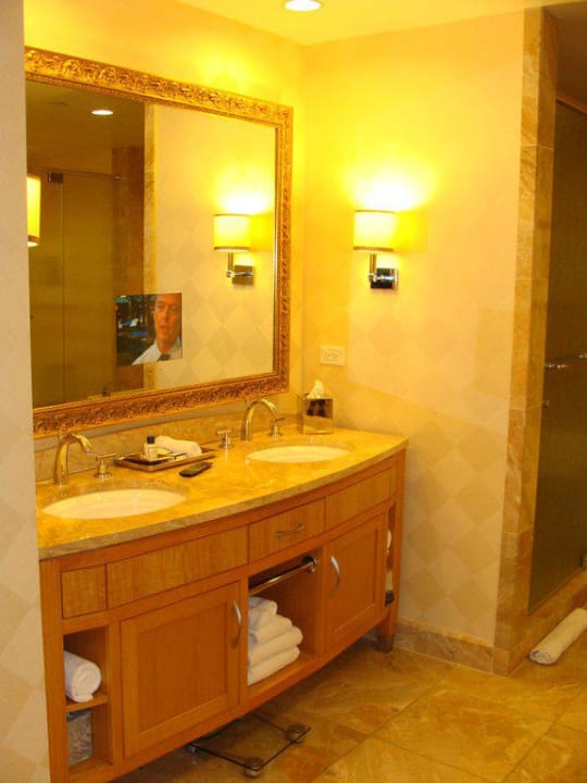 Badezimmer inkl. TV im Spiegel Trump International Hotel Las Vegas