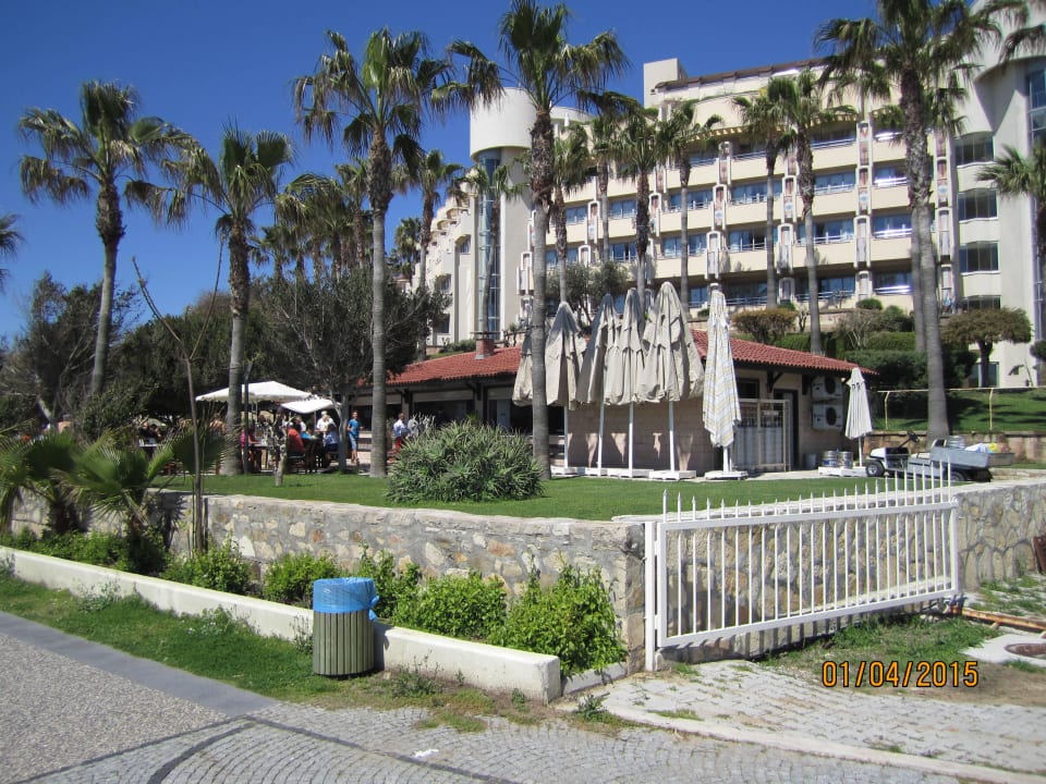 Blick von der Strandpromenade. Melas Resort Hotel