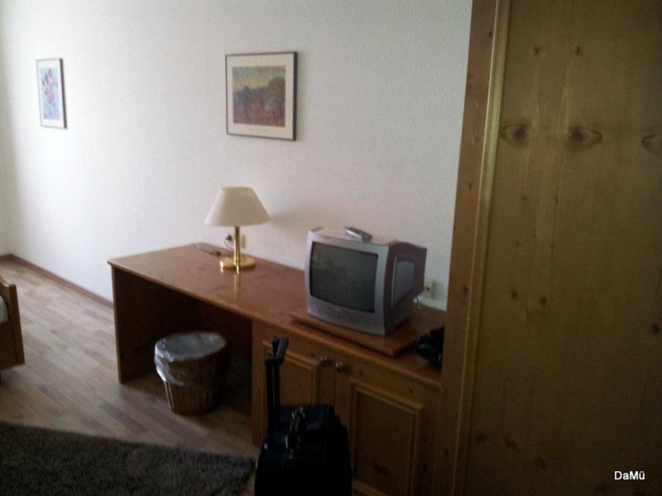 Schreibtisch mit Minifernseher Hotel Deutsches Haus / Anno 1898