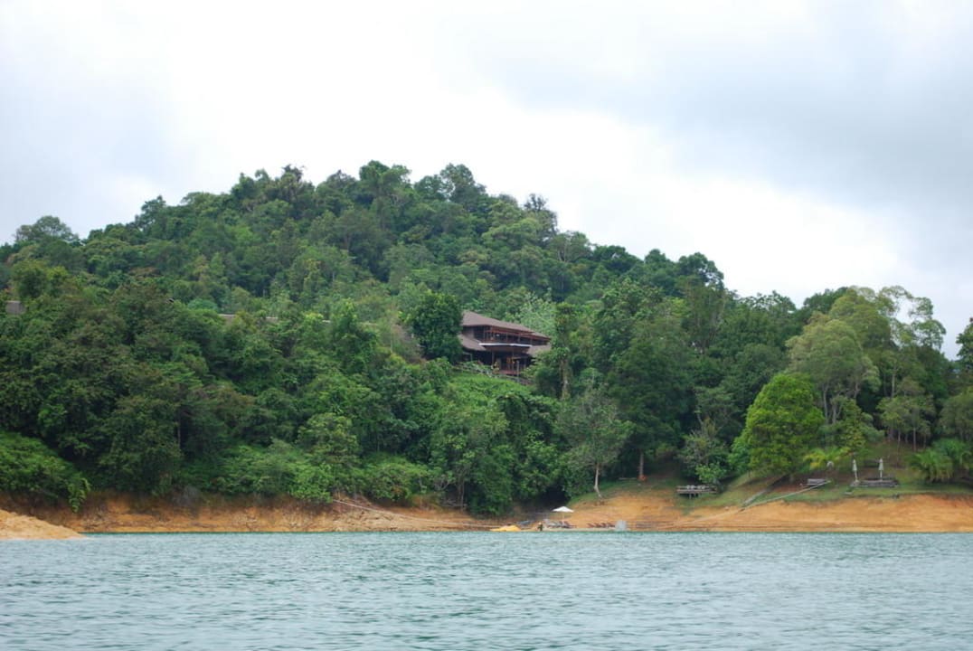 Hotelgebäude vom Stausee aus Aiman Batang Ai Resort & Retreat