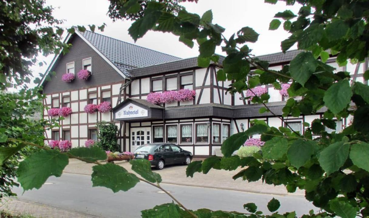 Außenansicht im Sommer Gasthof Nuhnetal