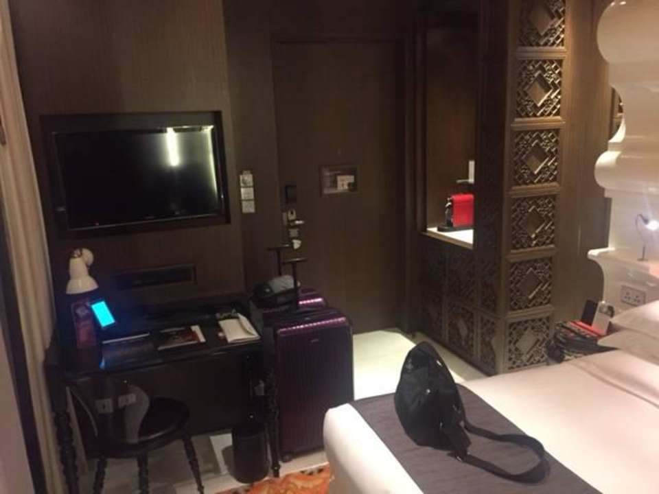 Schreibtisch und TV Hotel Mira Moon