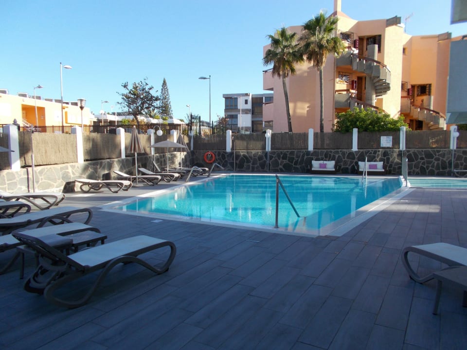 Kleiner Pool mit neuen Liegen Hotel El Palmar