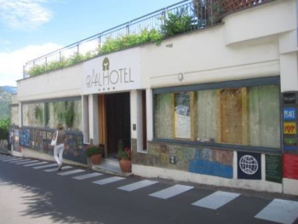 Unscheinbare Straßenfront Hotel Graal