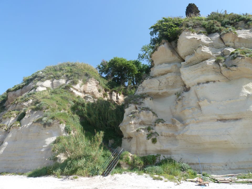 Strandstreppe zwischen Felsen Aldiana Club Rocca Nettuno Calabria