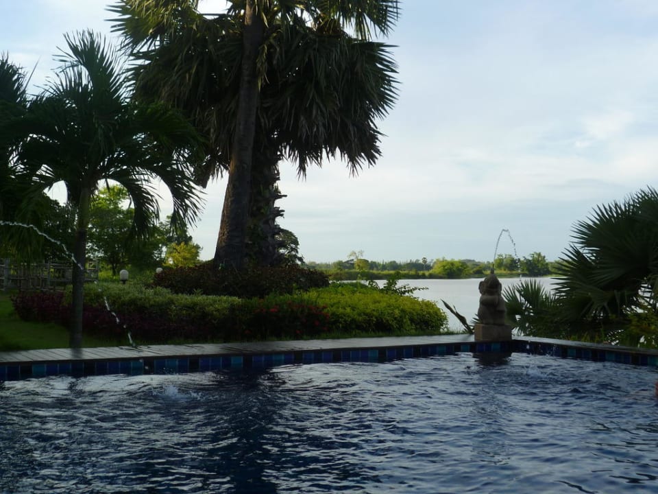 Pool Uthai River Lake Resort