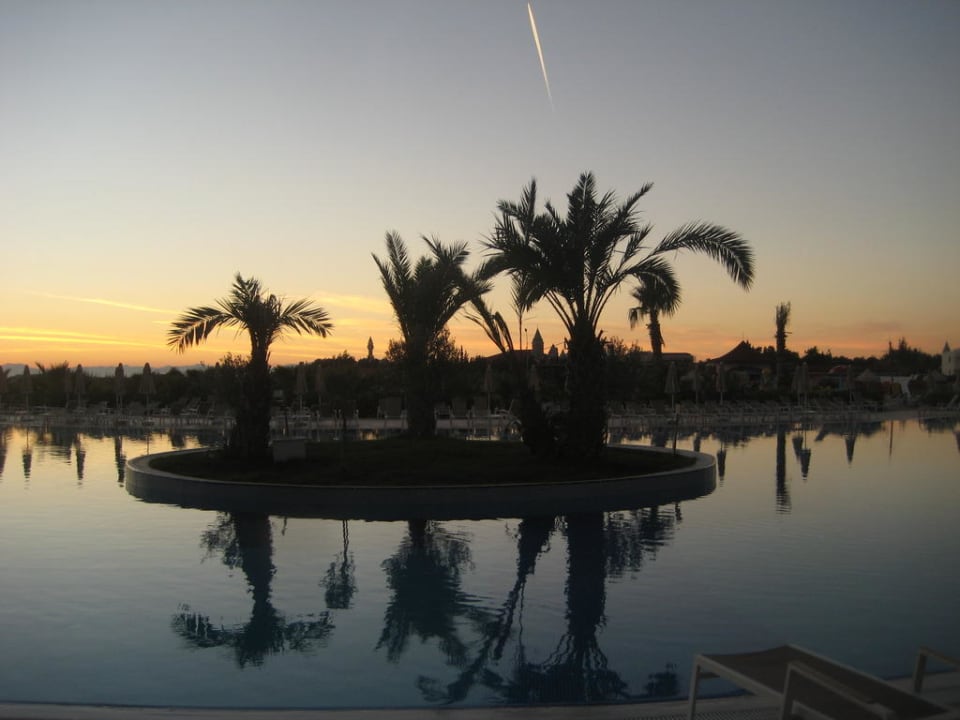 Ruhepool bei Sonnenuntergang Seaden Sea World Resort & Spa