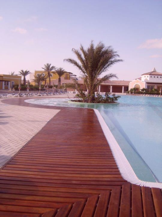 Wege durch den Pool VOI Praia De Chaves Resort