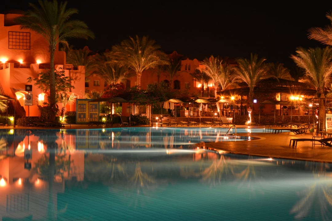 Pool bei Nacht Jaz Makadi Oasis Resort