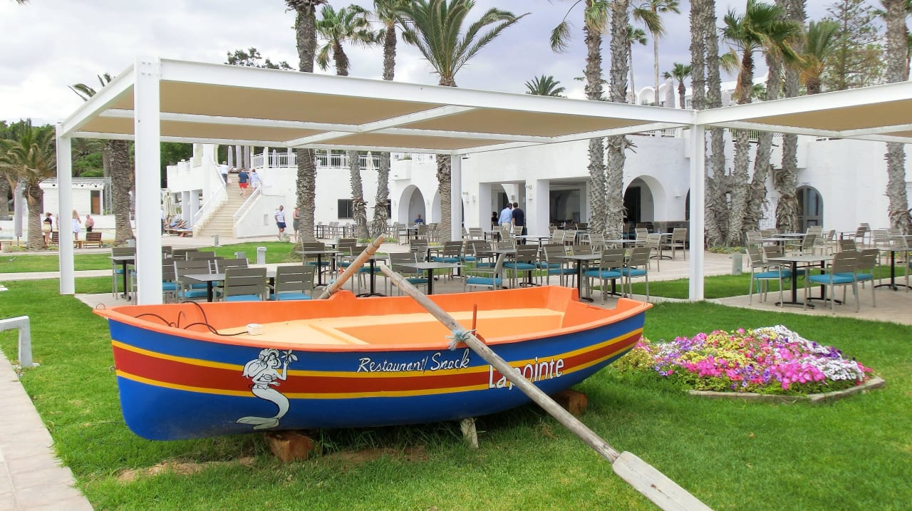 Garten mit Blick auf das Restauant am Pool Hotel Bel Azur Thalasso & Bungalows