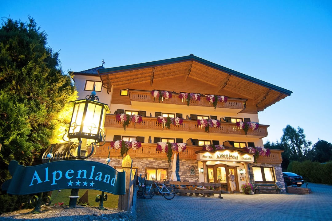 Außenansicht abends Hotel Alpenland