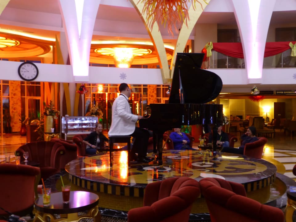 Pianospieler in der Lobby Granada Luxury Okurcalar
