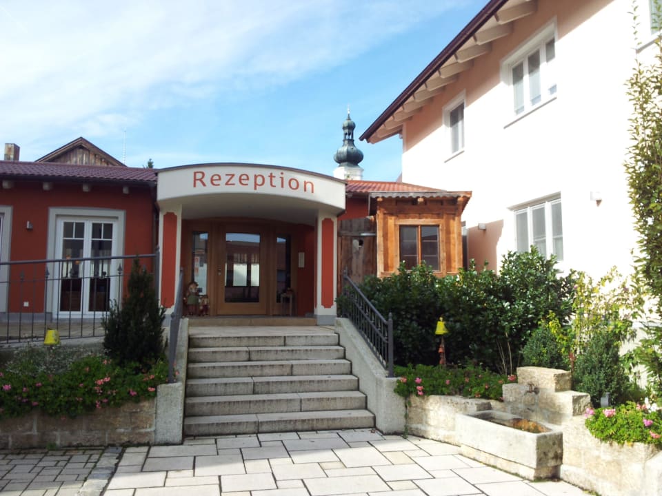 Haupteingang mit Raucherhäusle (rechts im Bild) Gästehaus Zehmerhof