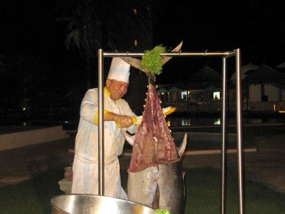 Es gibt lecker gegrillten Thunfisch Monarque Club Rivage