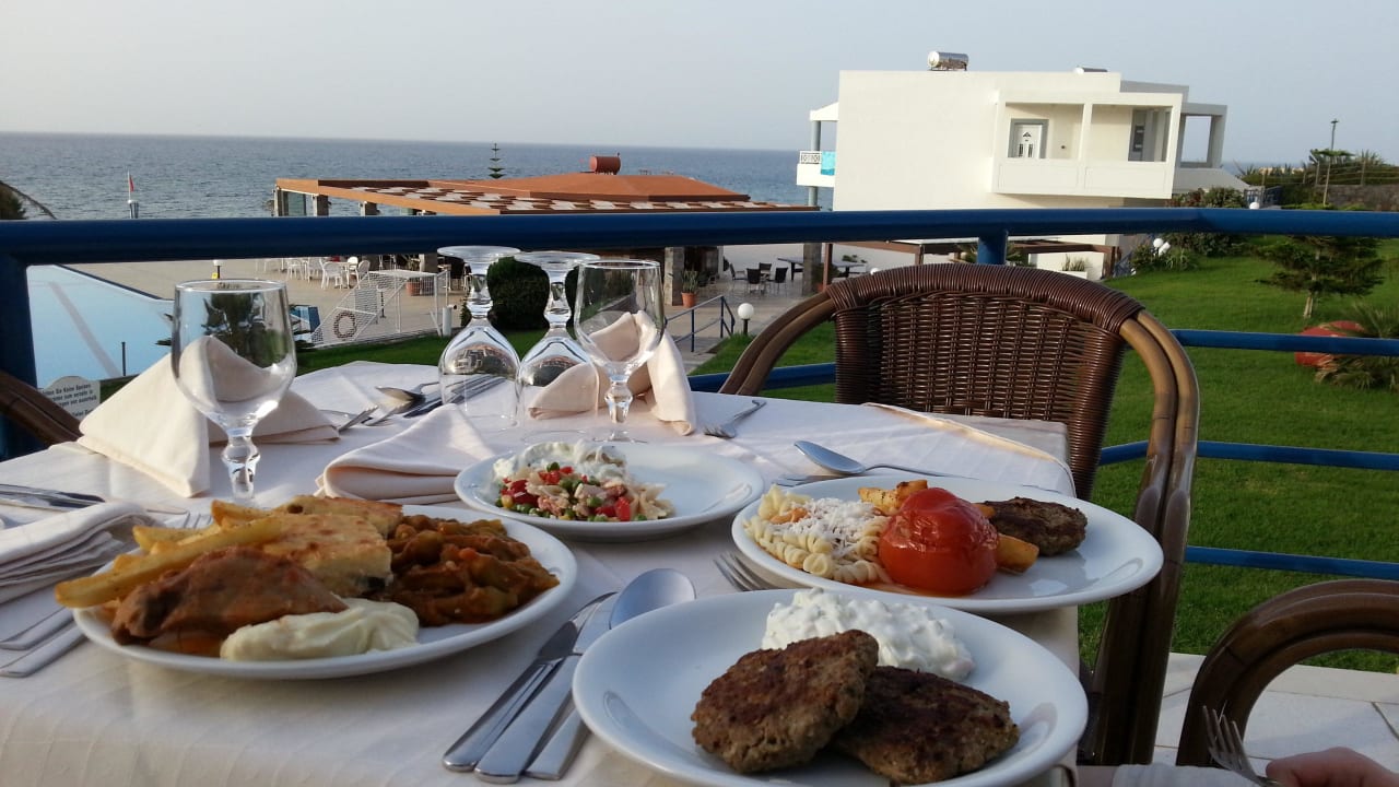 Beim Abendessen direkt aufs Meer schauen Hotel Ariadne Beach