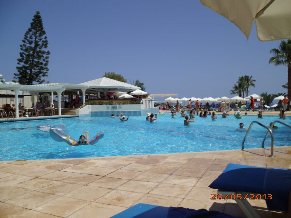 Am Pool ist immer was los The Golden Coast Beach Hotel