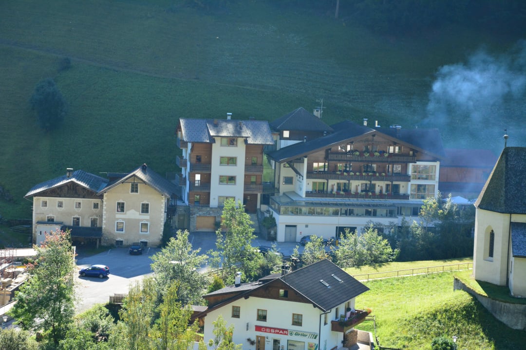 Blick vom Panoramawanderweg auf das Hotel Naturhotel Rainer