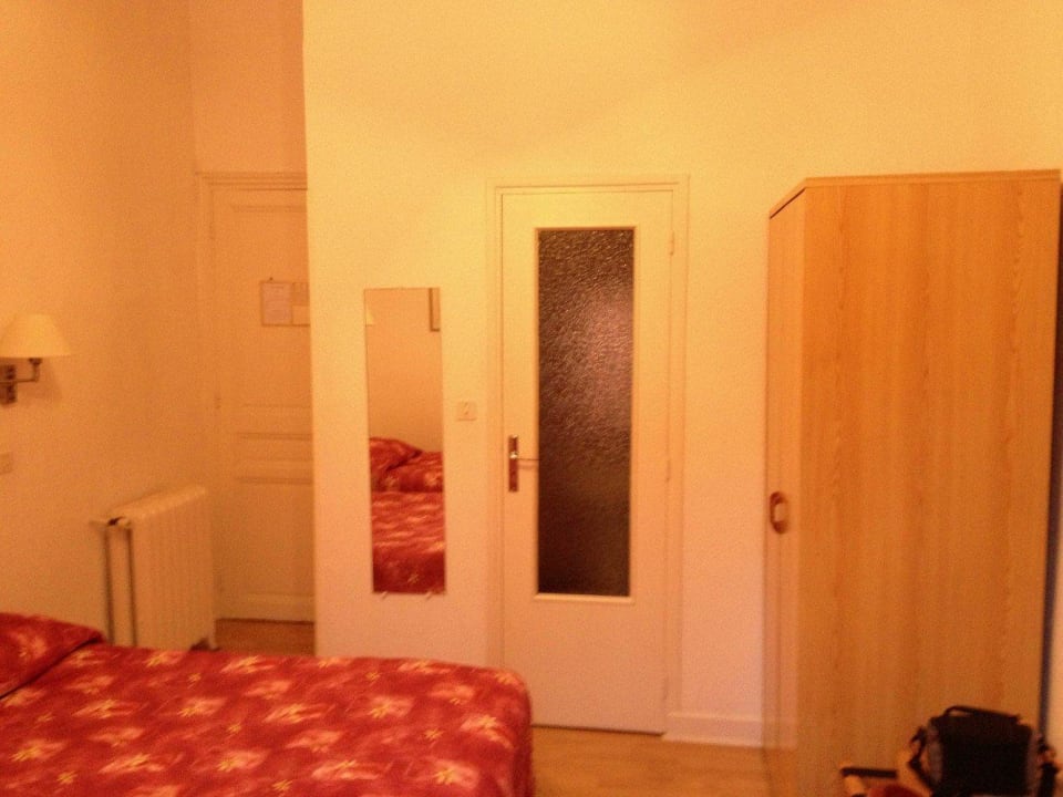 Zimmer mit Badtür Hotel Richelieu