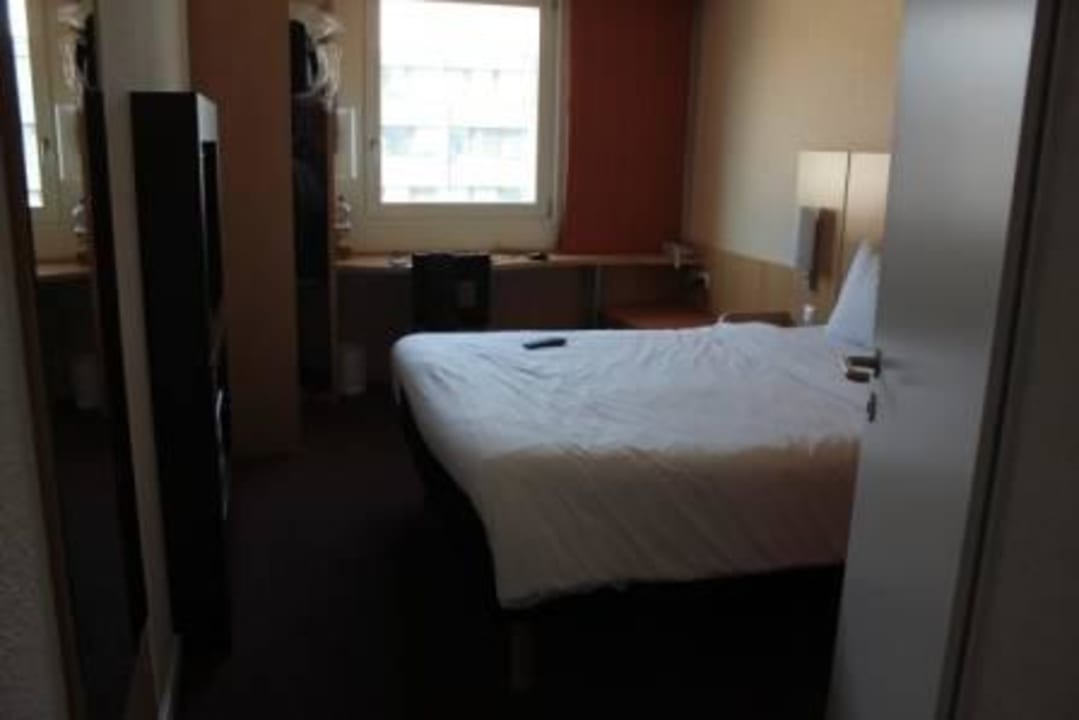 Bett, Eingangsbereich Hotel Ibis Basel Bahnhof