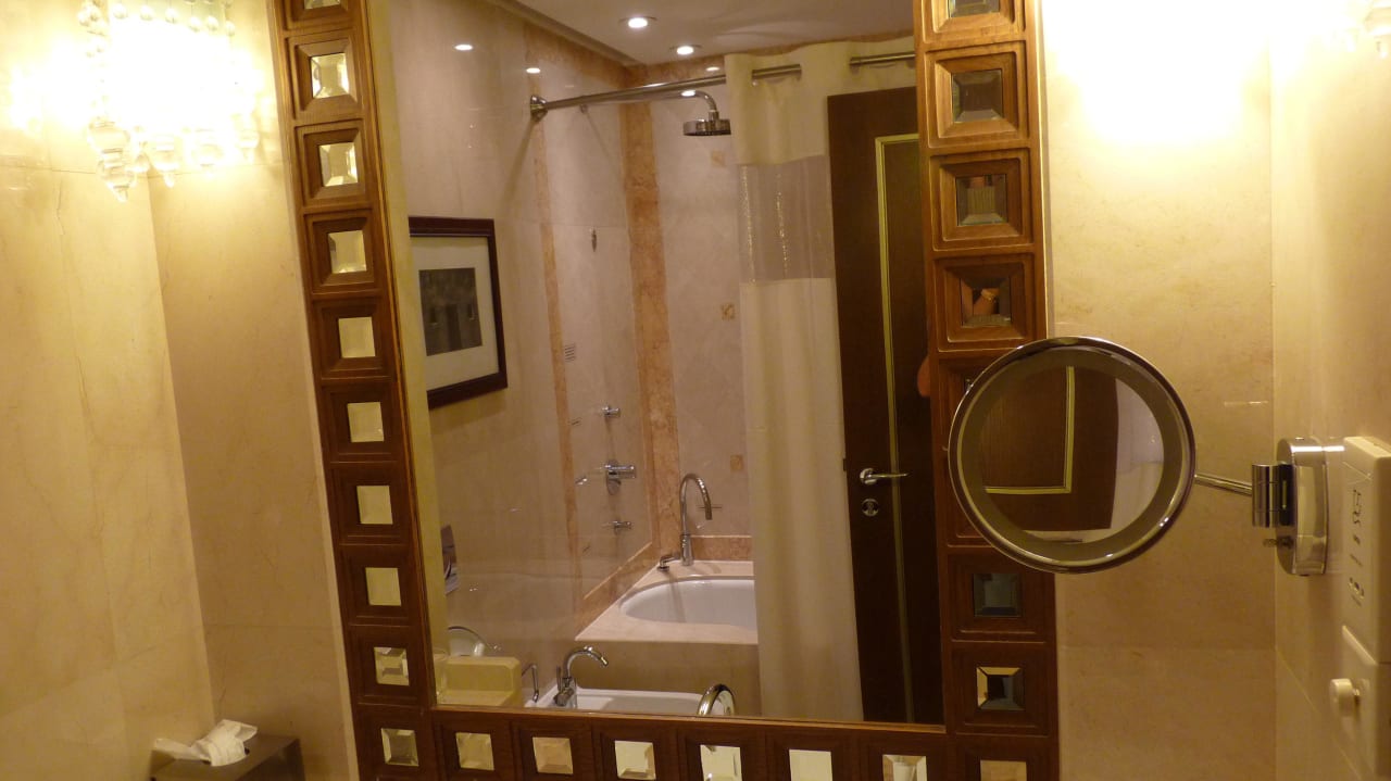 Recht kleines Bad Al Bustan Palace - A Ritz-Carlton Hotel