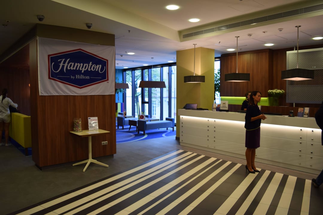 Lobby des Hotels Hampton by Hilton Warsaw City Centre