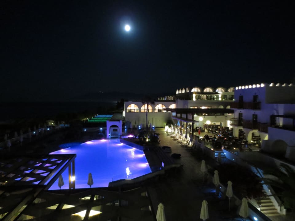 Pool bei Nacht TUI BLUE Oceanis Beach and Spa Resort