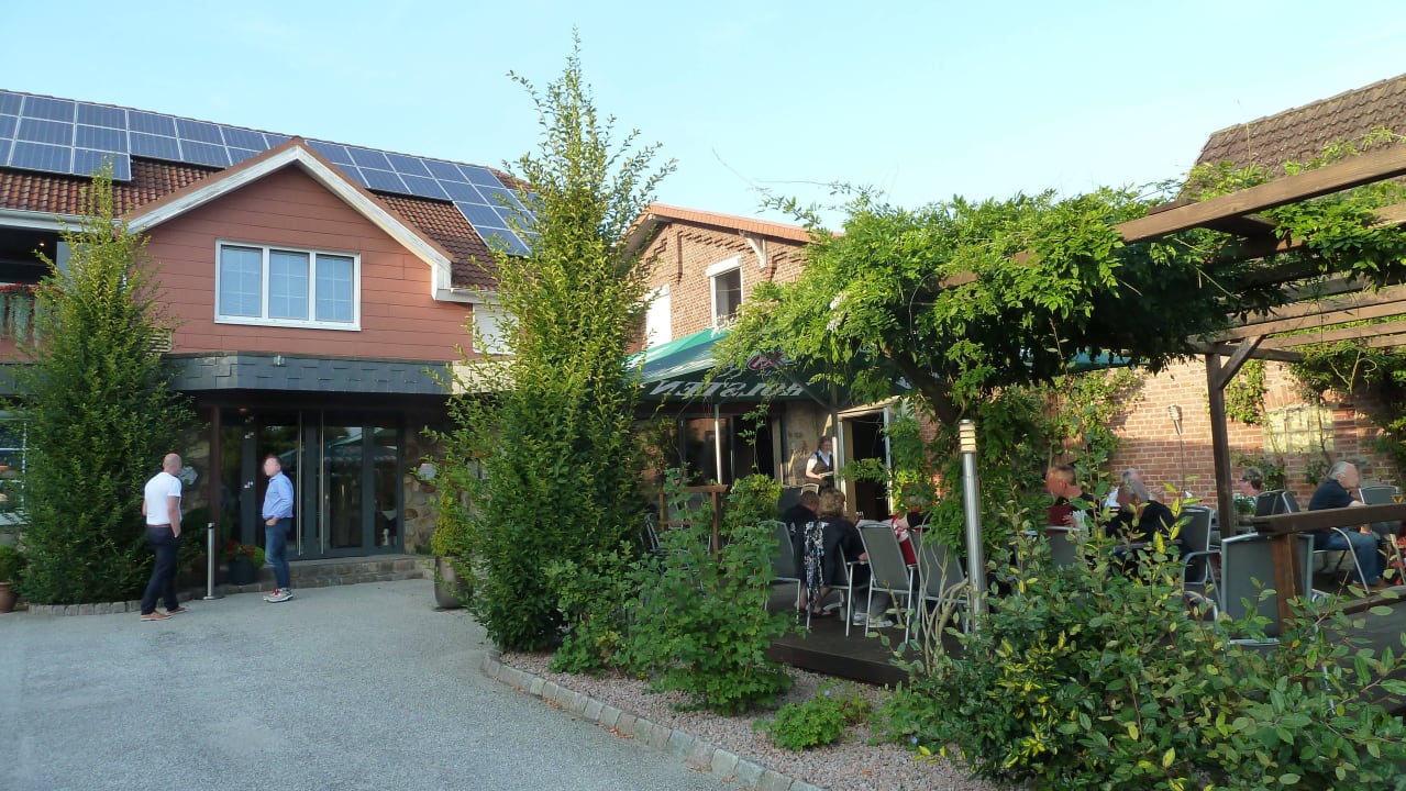 Parkplatz und Außenterrasse des Restaurants Schlüters Gasthof