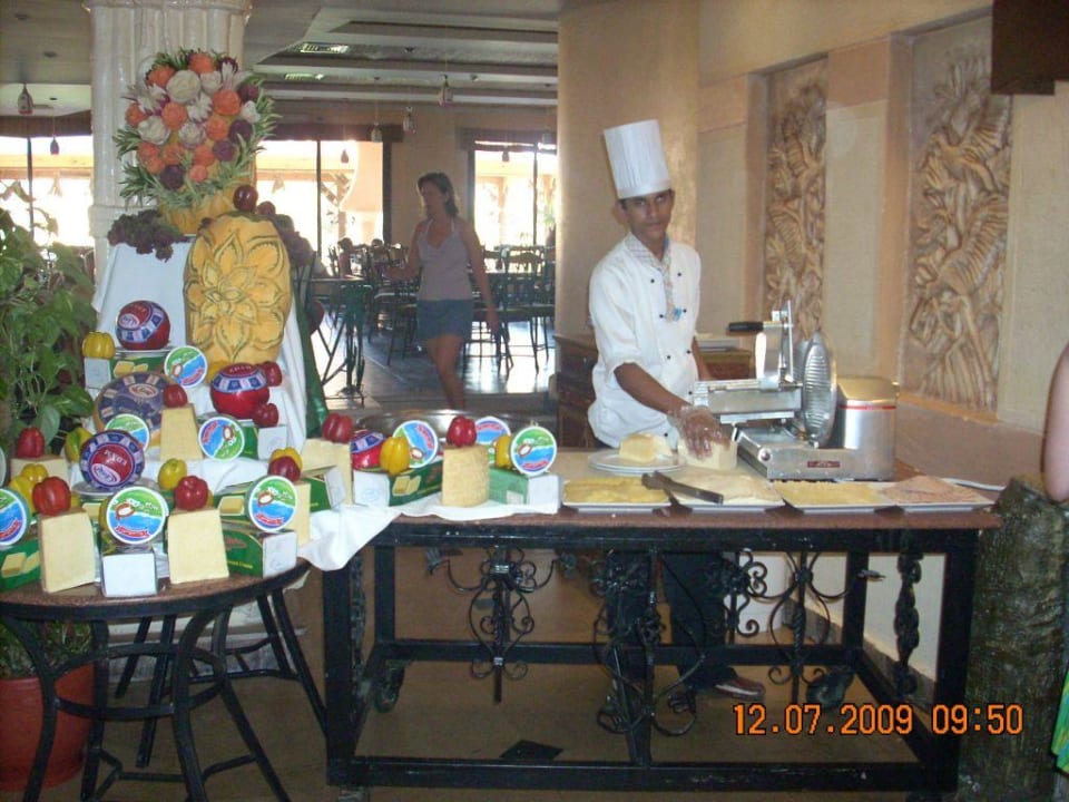 На завтрак различные сыры и колбасы Pickalbatros Aqua Park Resort - Hurghada