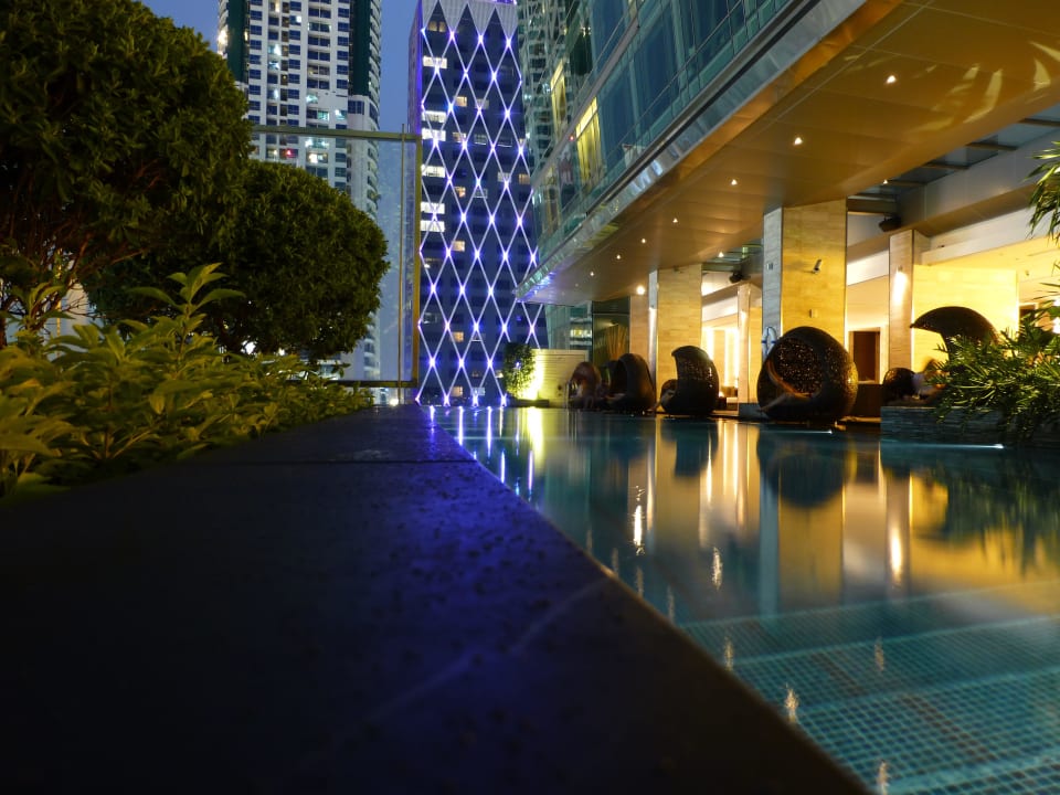 Pool bei Nacht Eastin Grand Hotel Sathorn